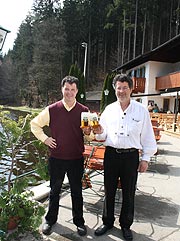 Markus und Sebastian Tschurtschenthaler haben zum 3.4.2012 das Waldhaus Deininger Weiher übernommen (©Foto: Marikka-Laila Maisel)
